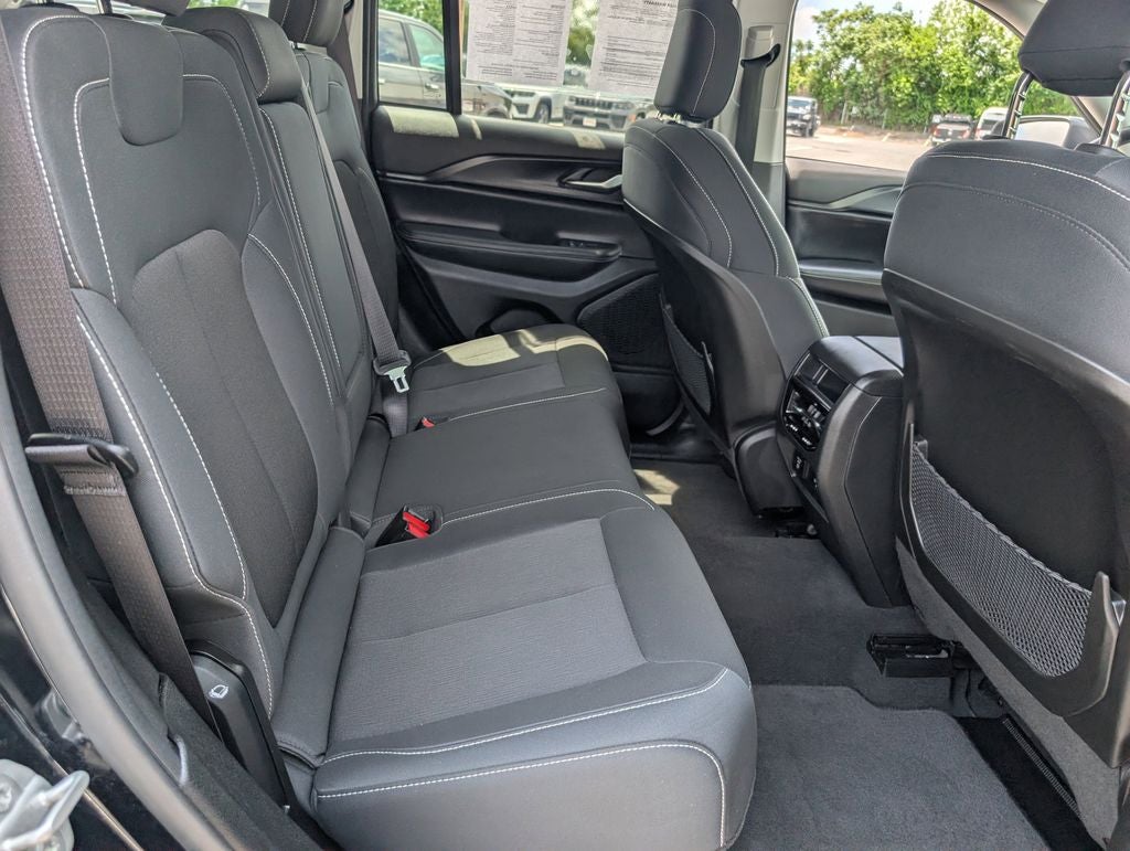 2023 Jeep Grand Cherokee Laredo 4x4