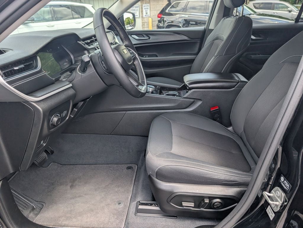 2023 Jeep Grand Cherokee Laredo 4x4