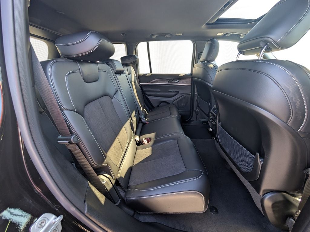 2027 Jeep Grand Cherokee GRAND CHEROKEE LAREDO ALTITUDE 4X4