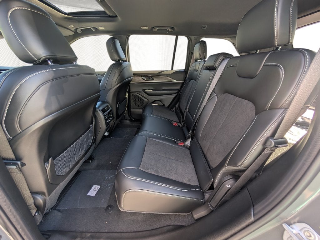 2027 Jeep Grand Cherokee GRAND CHEROKEE LAREDO ALTITUDE 4X4