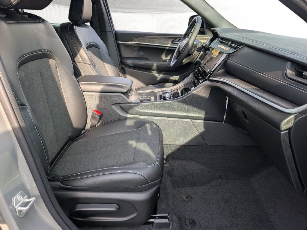 2027 Jeep Grand Cherokee GRAND CHEROKEE LAREDO ALTITUDE 4X4