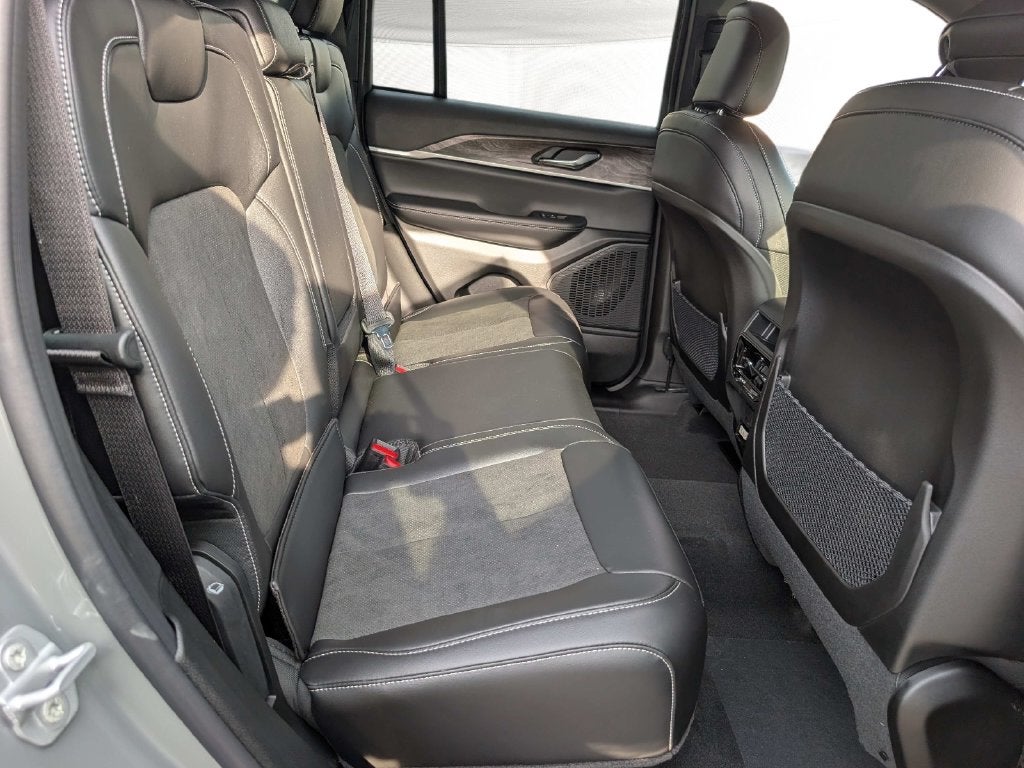 2027 Jeep Grand Cherokee GRAND CHEROKEE LAREDO ALTITUDE 4X4