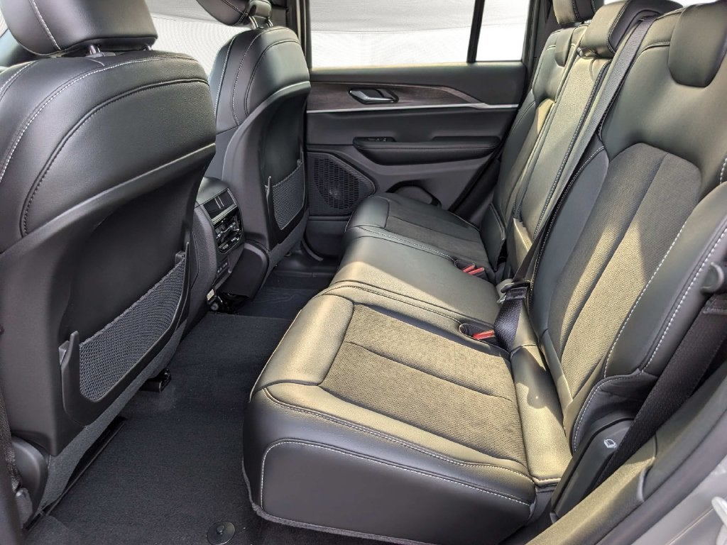 2027 Jeep Grand Cherokee GRAND CHEROKEE LAREDO ALTITUDE 4X4