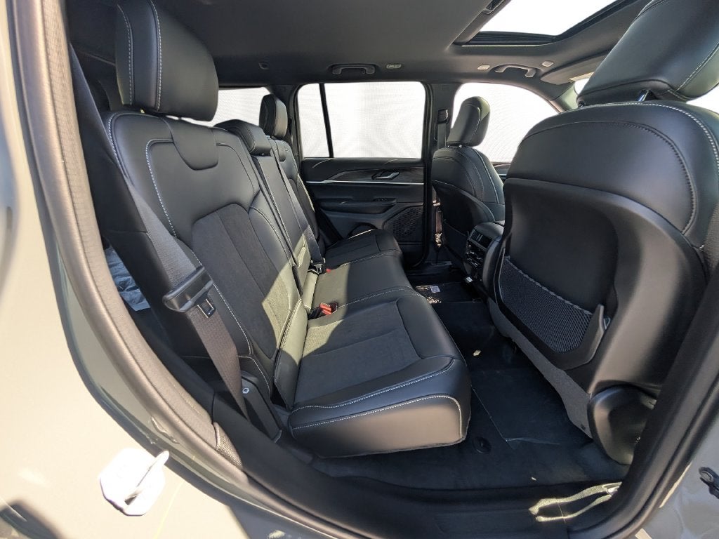 2027 Jeep Grand Cherokee GRAND CHEROKEE LAREDO ALTITUDE 4X4