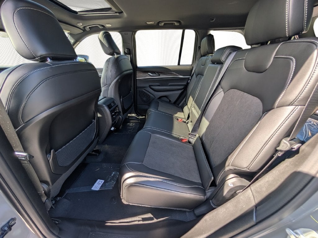 2027 Jeep Grand Cherokee GRAND CHEROKEE LAREDO ALTITUDE 4X4