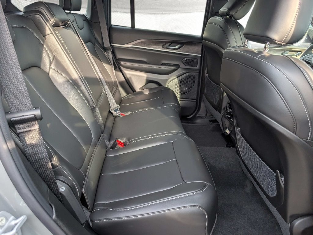 2027 Jeep Grand Cherokee GRAND CHEROKEE LIMITED 4X4