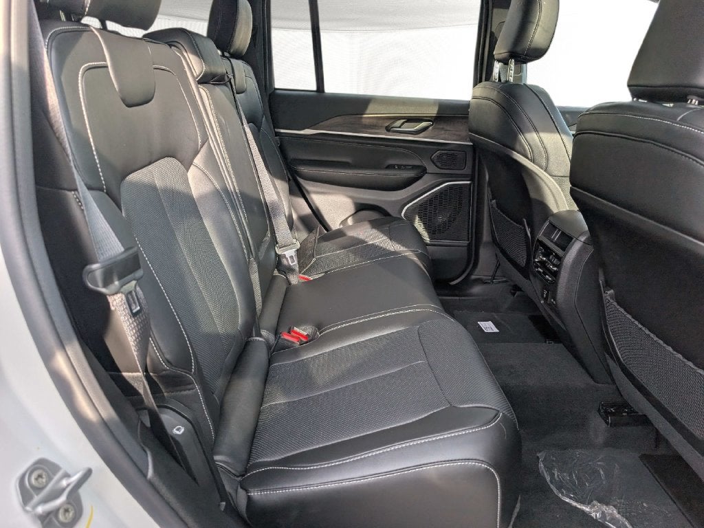 2027 Jeep Grand Cherokee GRAND CHEROKEE LIMITED RESERVE 4X4
