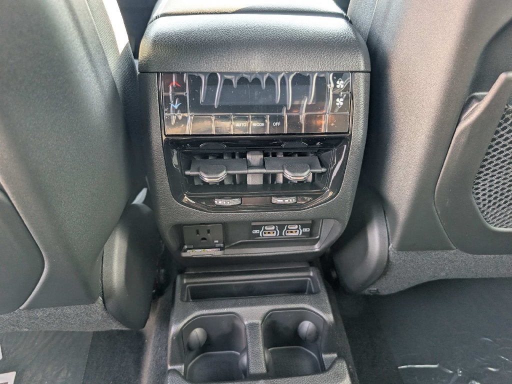 2027 Jeep Grand Cherokee GRAND CHEROKEE L LAREDO X 4X4