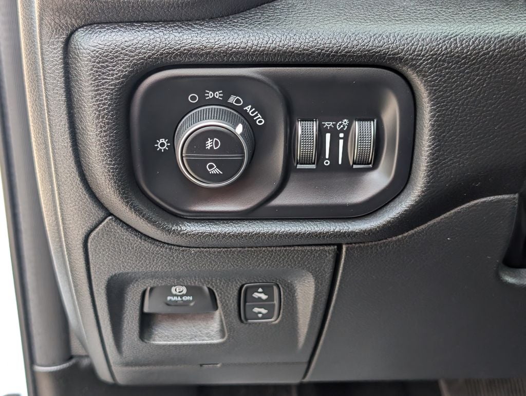 2025 RAM 1500 Big Horn Crew Cab 4x4 6'4' Box