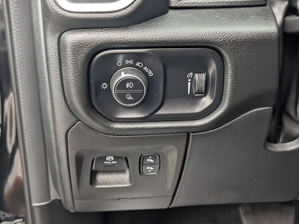 2023 RAM 1500 Big Horn Crew Cab 4x4 5'7' Box