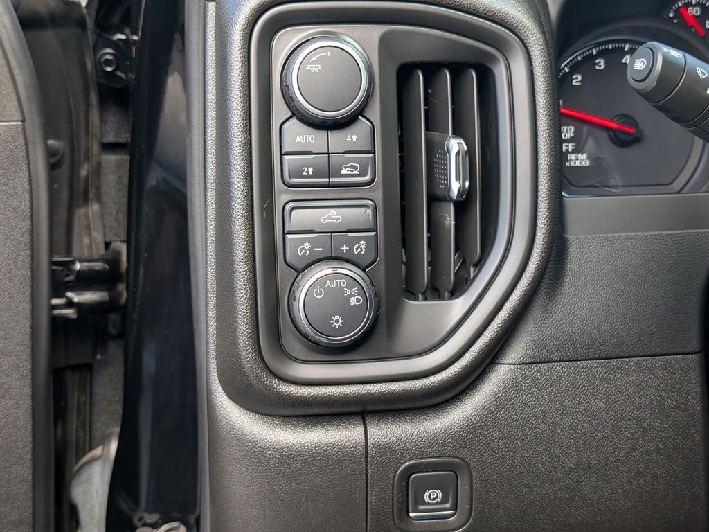 2022 Chevrolet Silverado 1500 4WD Crew Cab Short Bed Custom