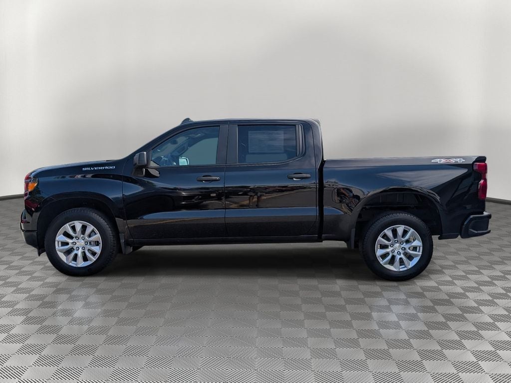 2022 Chevrolet Silverado 1500 4WD Crew Cab Short Bed Custom