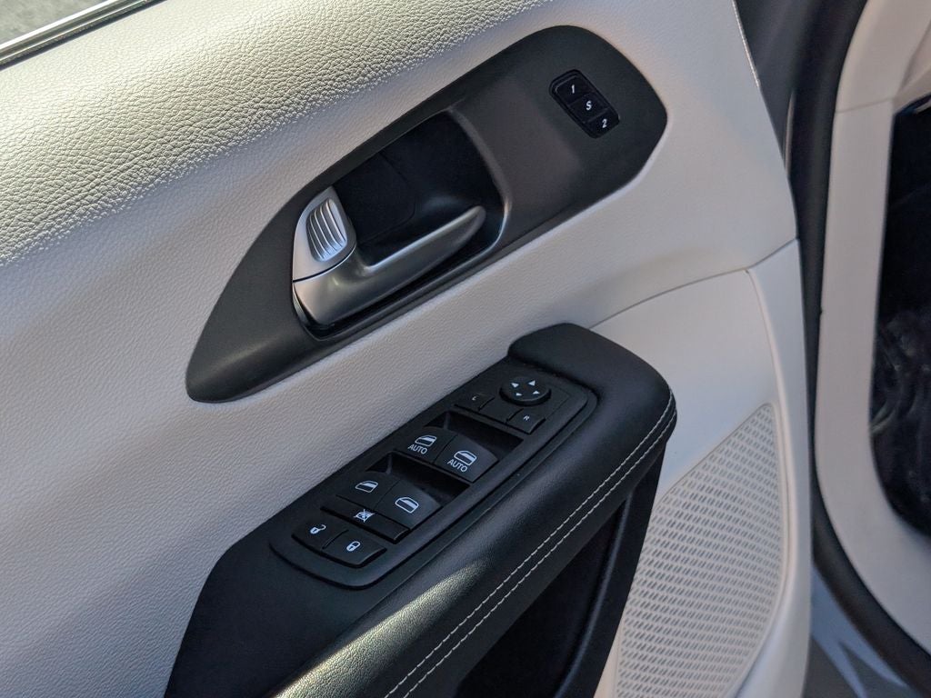 2023 Chrysler Pacifica Hybrid Touring L