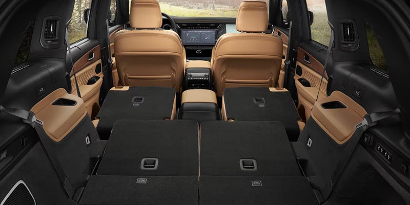 Flexible cargo space with folded seats